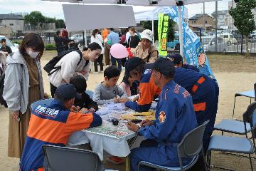 廃棄用ホースを使用した小物入れ作りの様子