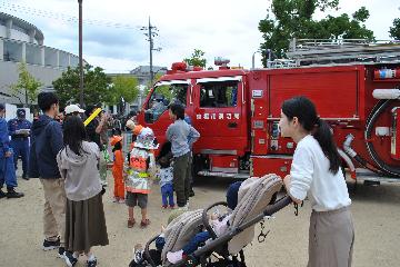 区民と右京消防団員の交流の様子