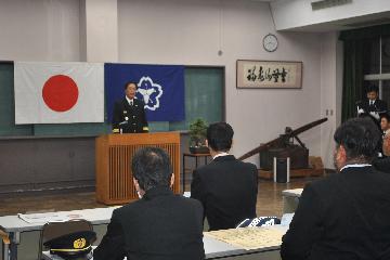 長年の功績に敬意を表し、訓示を述べる 岡本西京消防団長