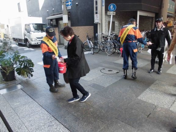 街頭広報の様子