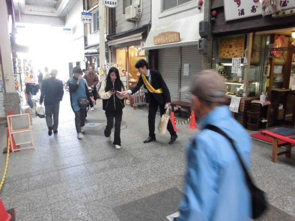 街頭広報の様子