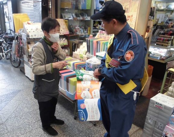 リチウムイオン電池火災のパンフレットを説明中