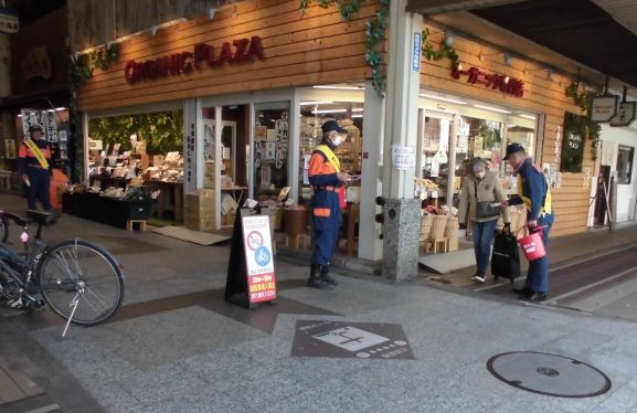 街頭広報の様子