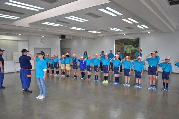 規律訓練に励む右京ジュニア消防団員