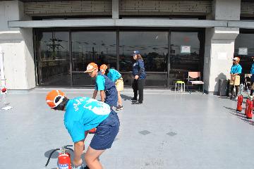 訓練用消火器の取扱い訓練をするジュニア消防団員