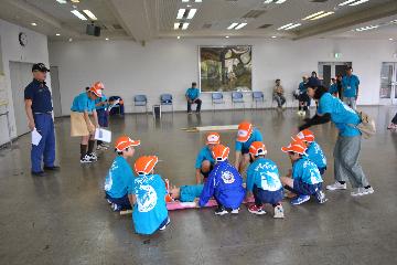 応急担架を作成するジュニア消防団員