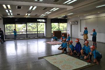 ステージ発表を模した応急担架作成のリハーサル