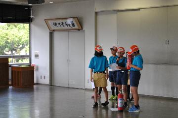 ステージ発表を模した消火器取扱いのデモンストレーション