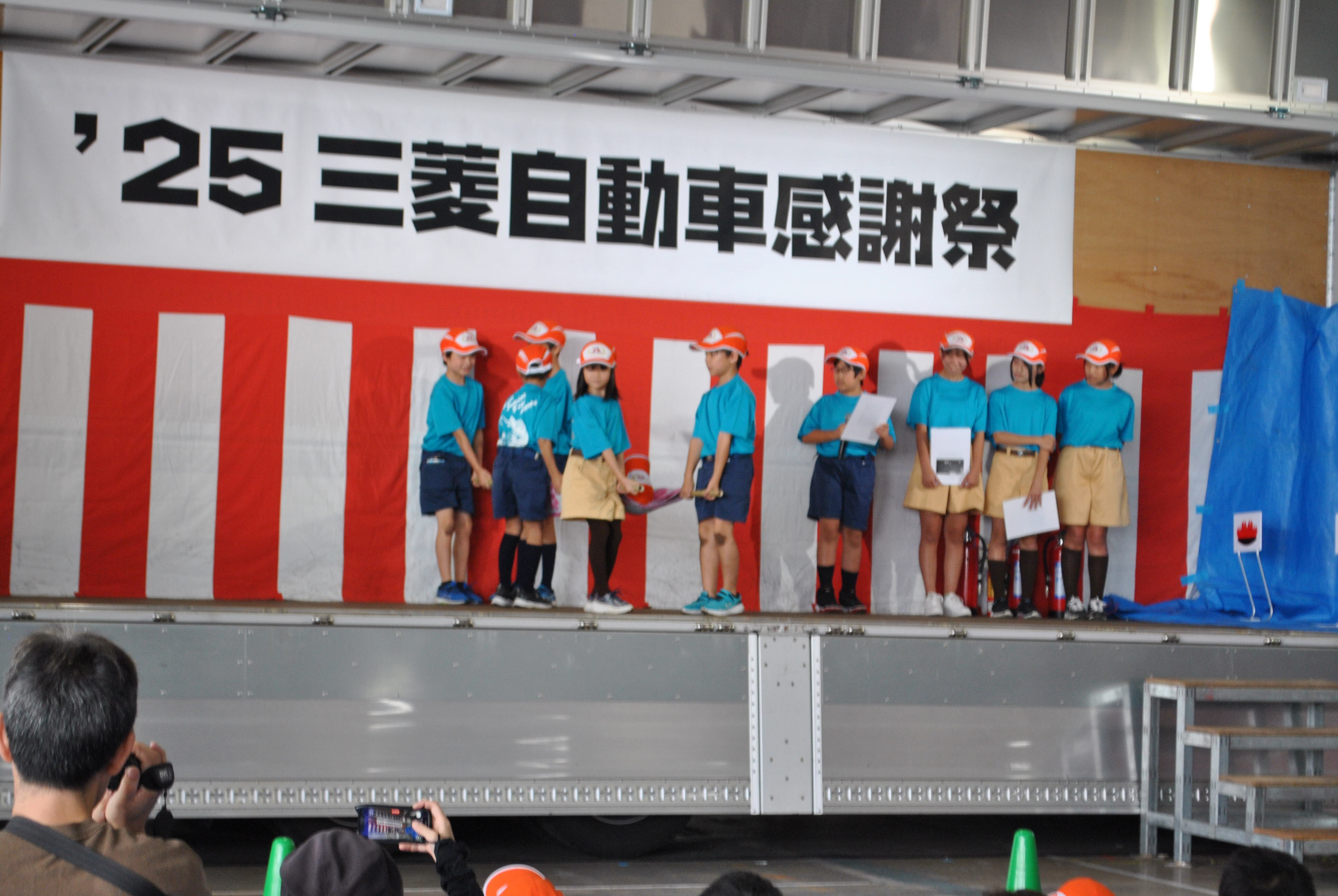 ステージ発表で応急担架の作成を展示するジュニア消防団員