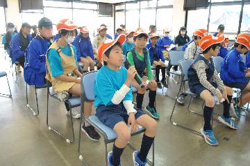 通報訓練後、質問をするジュニア消防団員