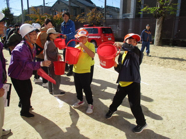 バケツリレーを体験