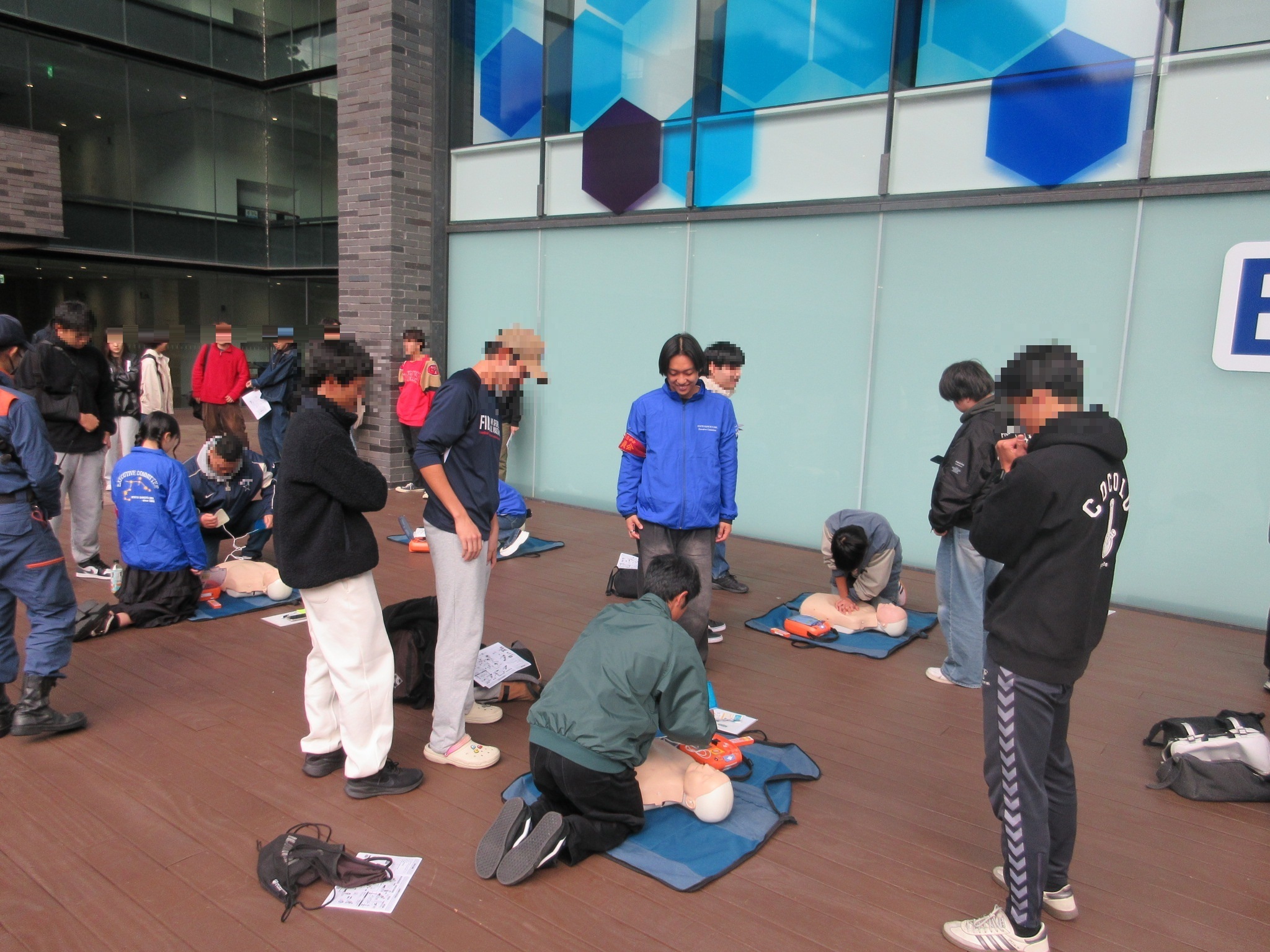 心肺蘇生法を教えている様子