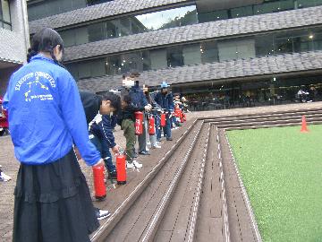 消火器の使用方法を説明している様子