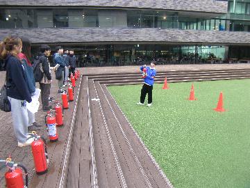 消火器の使用方法を説明している様子