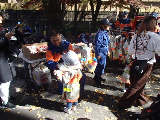 子供用防火服を着てりりしい消防士に変身です！