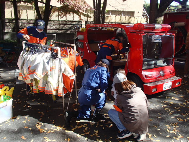 ちびっ子消防士体験コーナーやミニ消防車の展示などを行い、たくさんの来場者をお迎えしました。