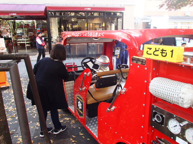 消防士になってミニ消防車に乗ってもらいました。