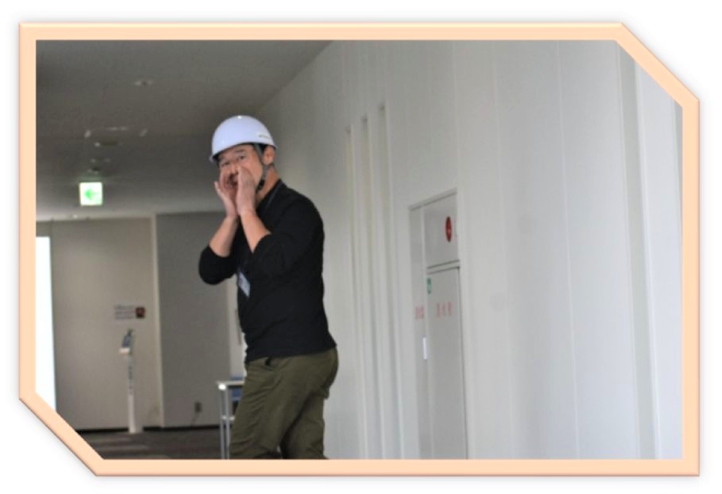 火災の発生を知らせる従業員