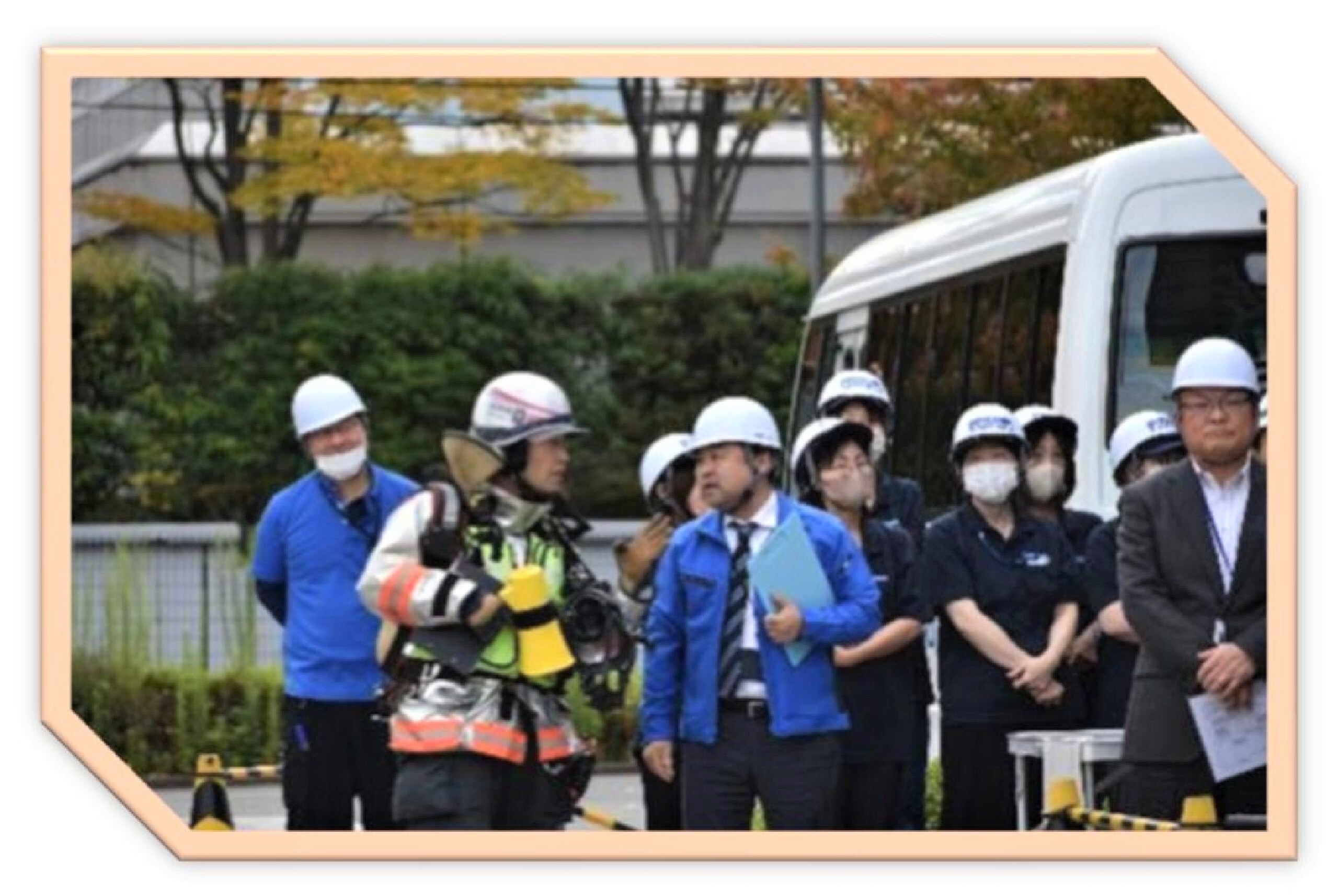 到着した消防隊に、状況を説明する自衛消防隊長