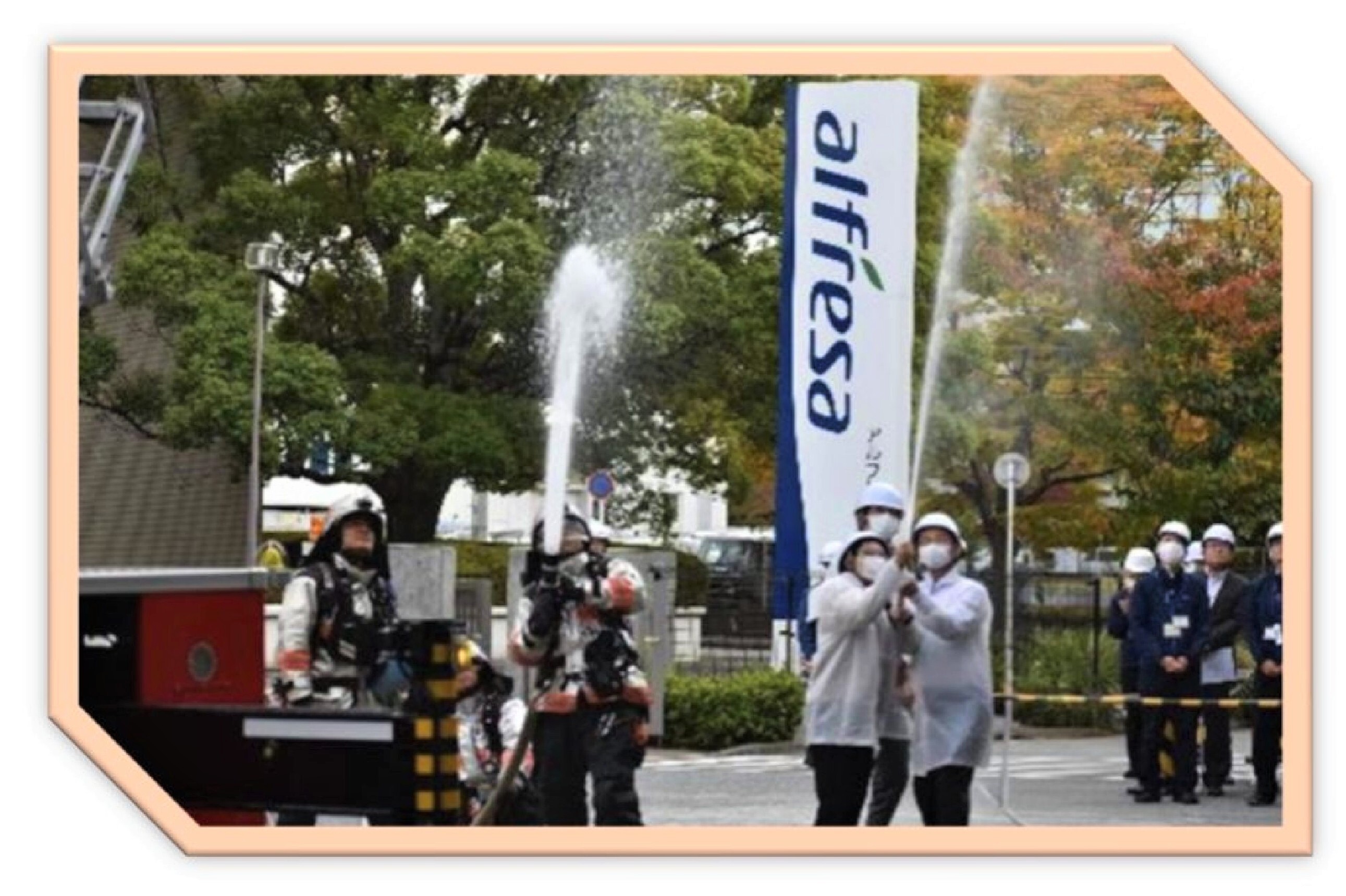 消防隊との一斉放水を行う自衛消防隊