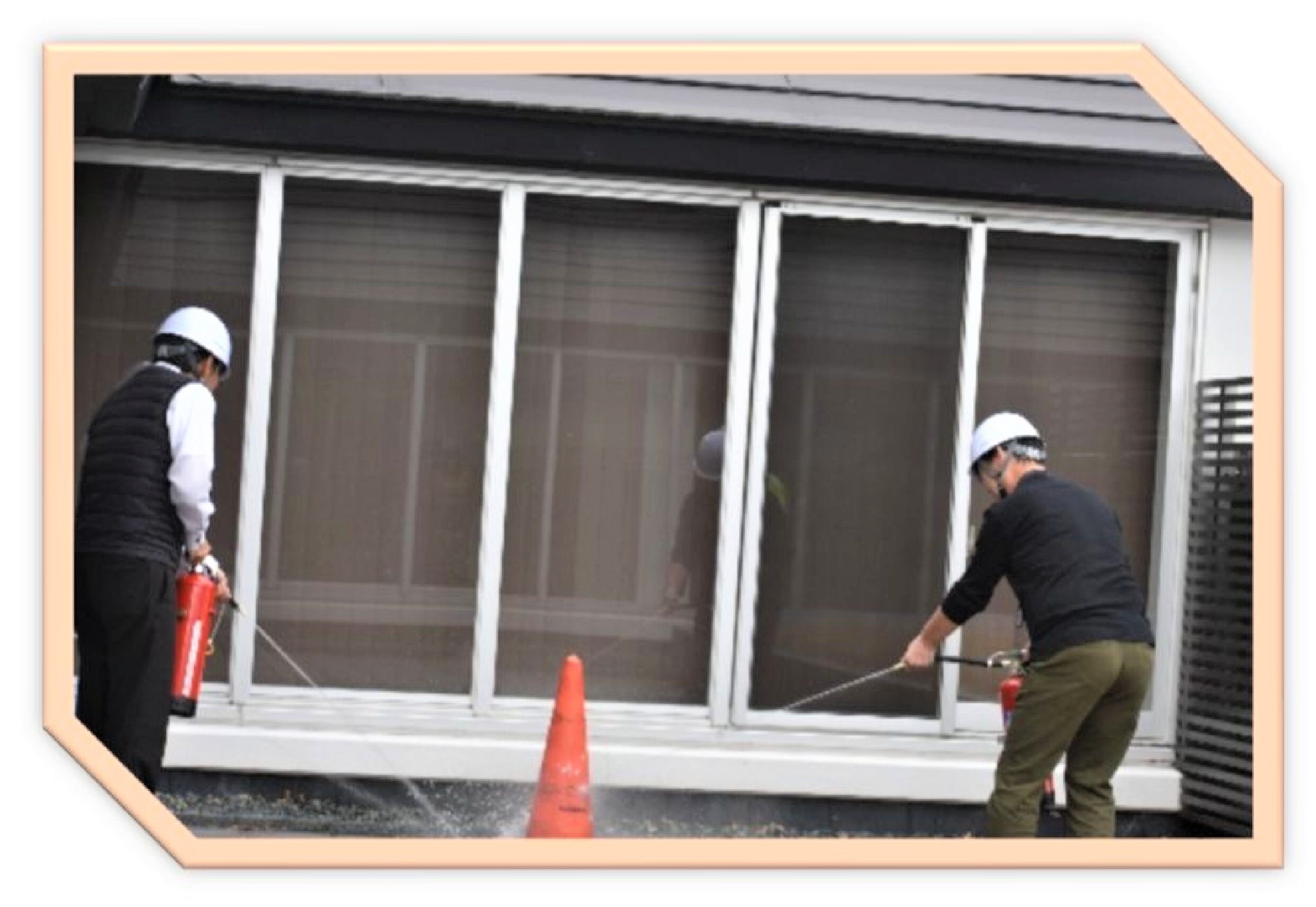 消火器による初期消火を行う従業員