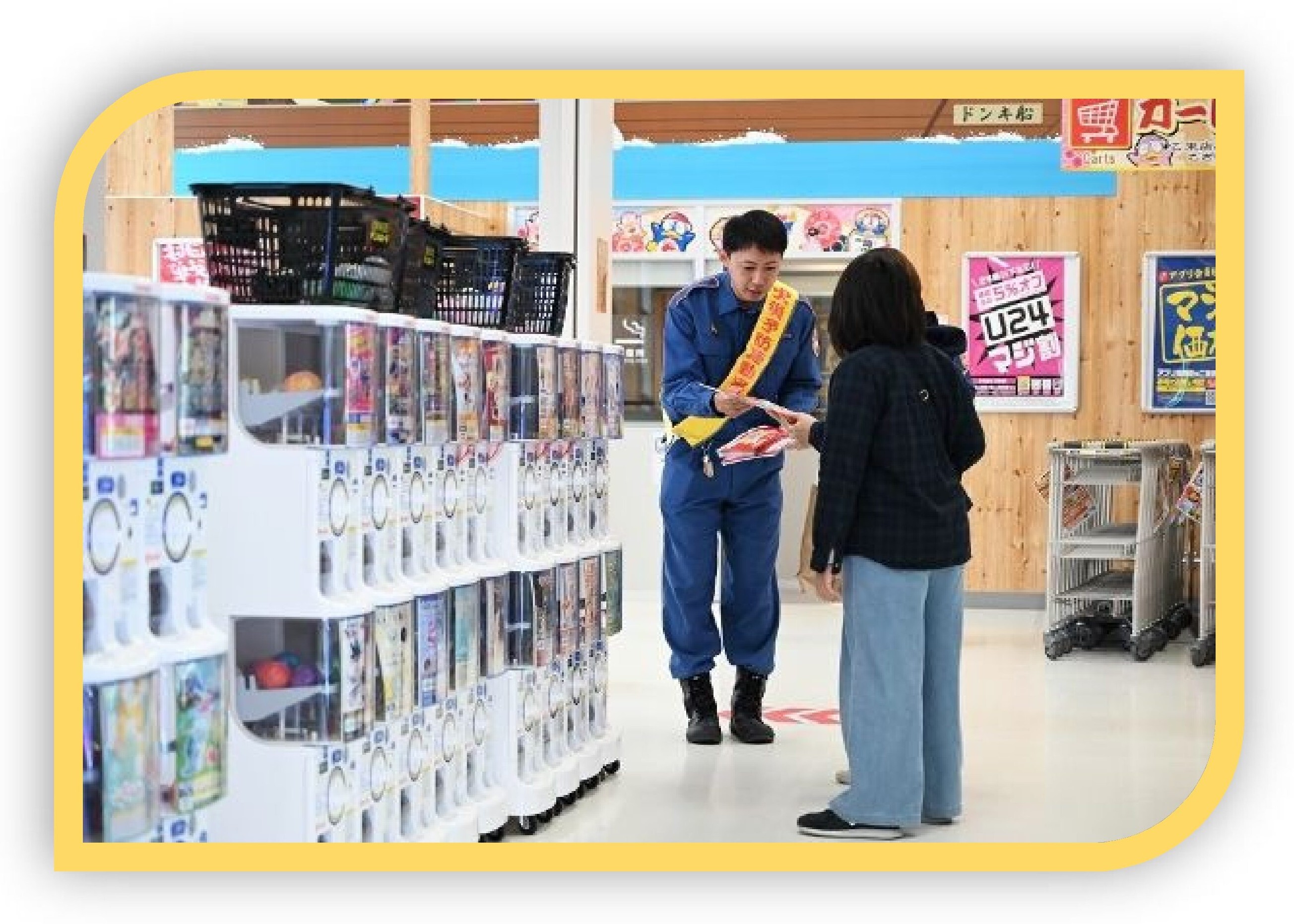 来店客に対し、街頭広報を行う下鳥羽分団員