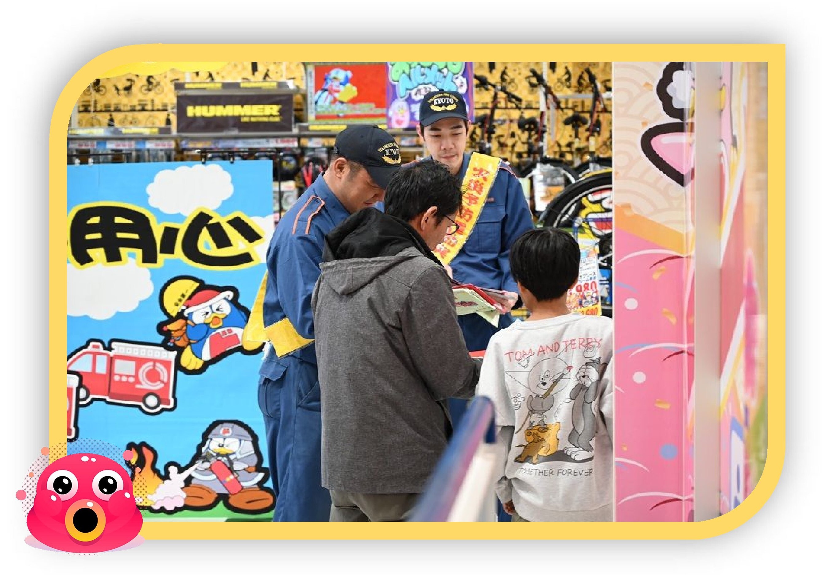 来店客に対し、街頭広報を行う下鳥羽分団員