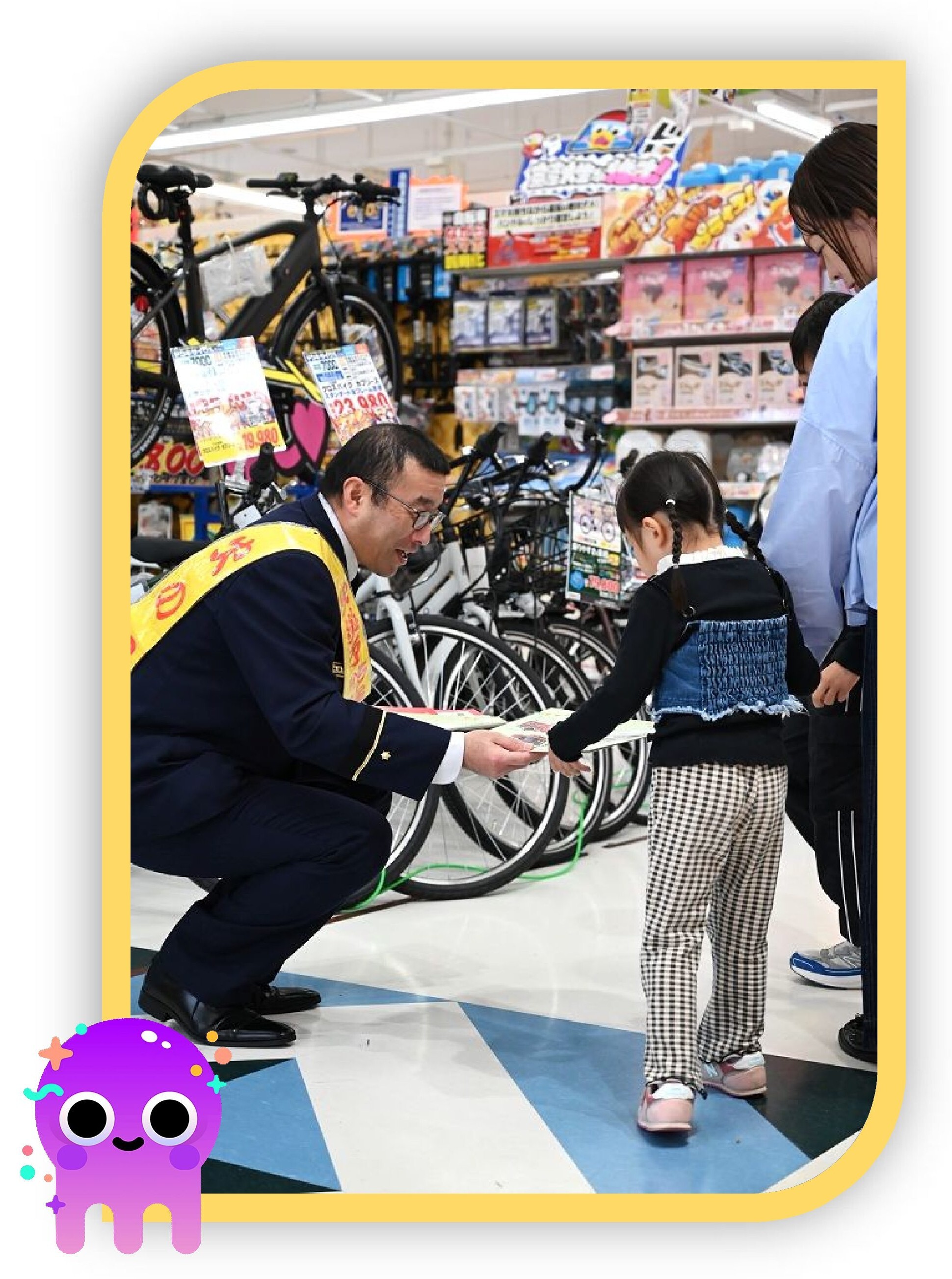 来店客に対し、街頭広報を行う伏見消防署員