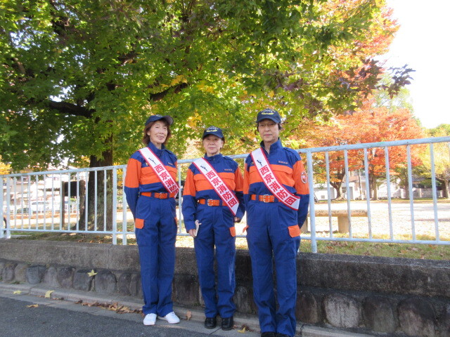 「火の用心！くれぐれもご注意くださいね」と、呼び掛けるメンバー