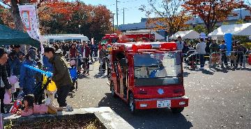 子供用消防車に乗って、会場内を出動していただきました！