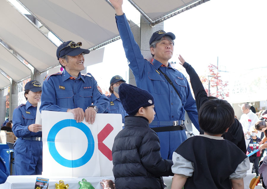 伏見消防団のブースは○×クイズで会場を盛り上げました