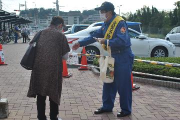 街頭広報のようす