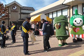 街頭広報のようす