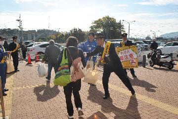 街頭広報のようす