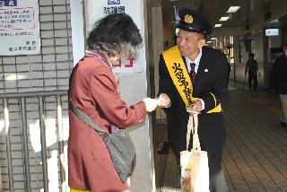 街頭広報の様子