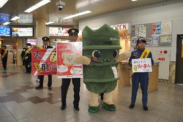 街頭広報のようす