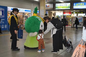 街頭広報のようす