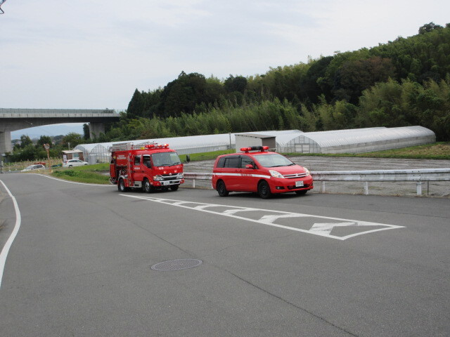 査察車と消防車による巡回広報のようす