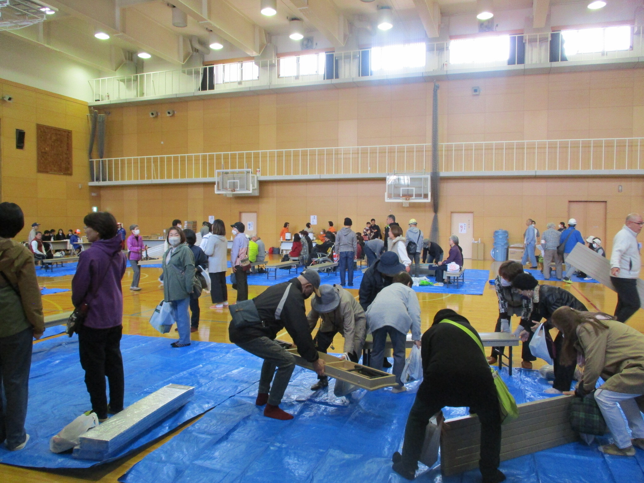 東和学区民が避難所設営をしている写真