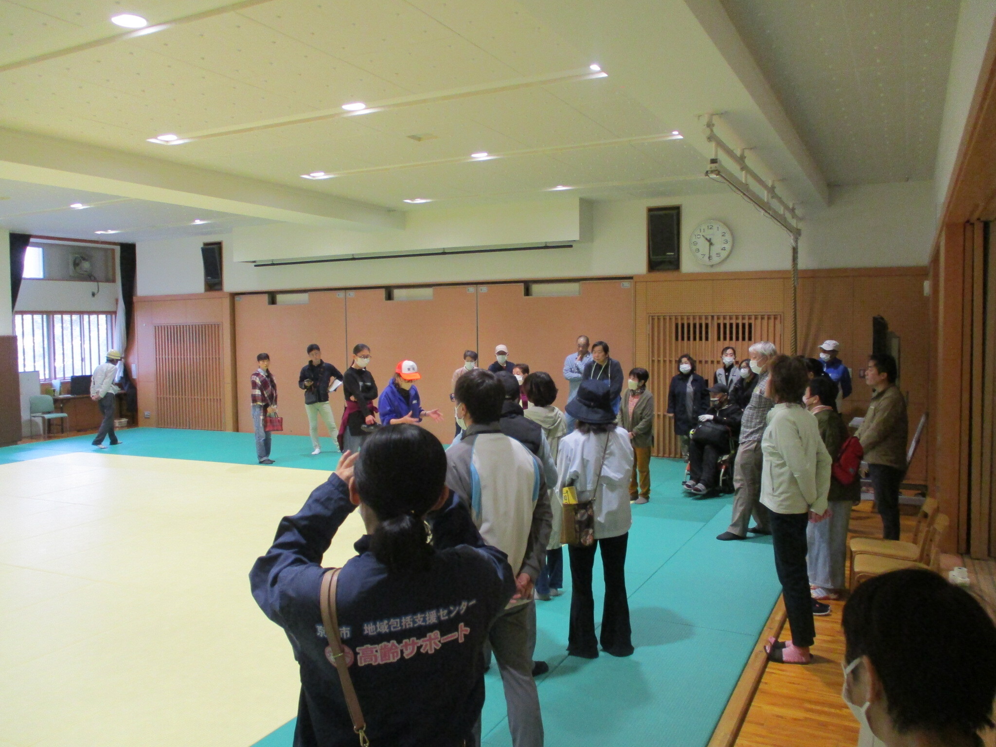 要配慮者（妊婦・障害者・病人等）の移動をしている写真