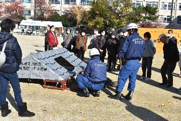 ダルマジャッキを用いた倒壊家屋からの要救助者の救出訓練