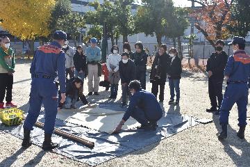 簡易担架の作成の様子