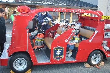 子供用消防車に乗っていざ出動！