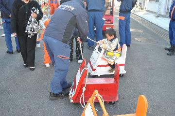 子供用防火服に身を包み、ミニ消防車を乗りこなしてくれました！