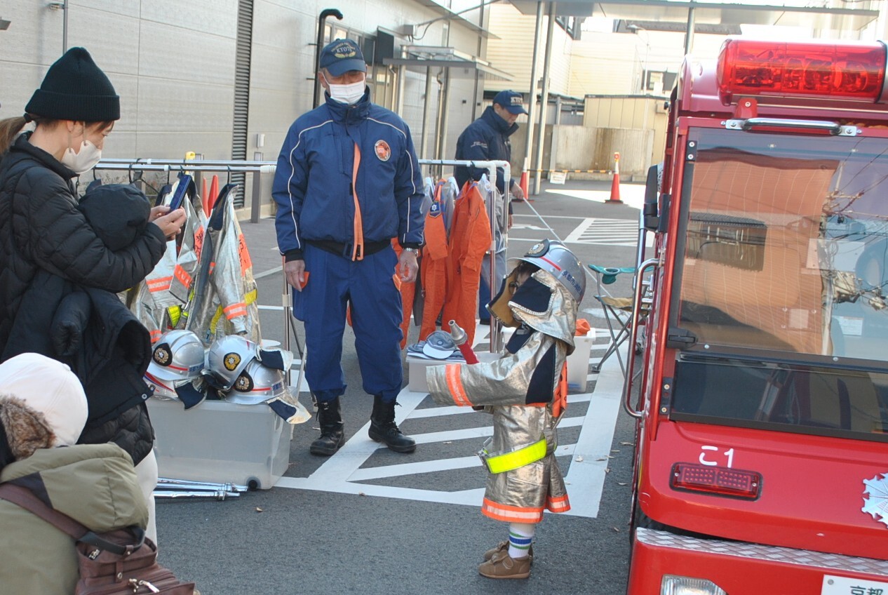 子供用防火服に着替えて、勇ましい姿に変身してくれました。