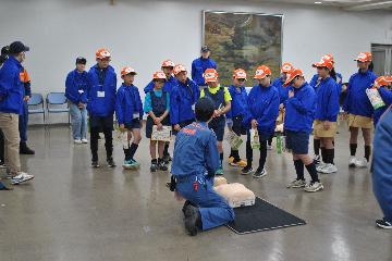 実技指導をする消防団員