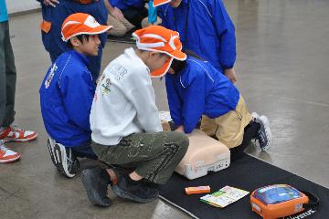 胸骨圧迫をするジュニア消防団員