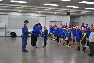 救命入門コース参加証を受取るジュニア消防団員