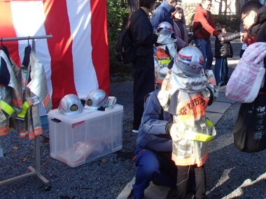 人気の子供用防火服体験では皆かっこ良く変身してくれました