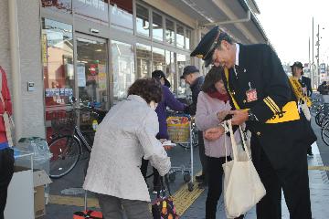 「火災にご注意！」と、書かれたポケットティッシュや防災グッズを配布しました。